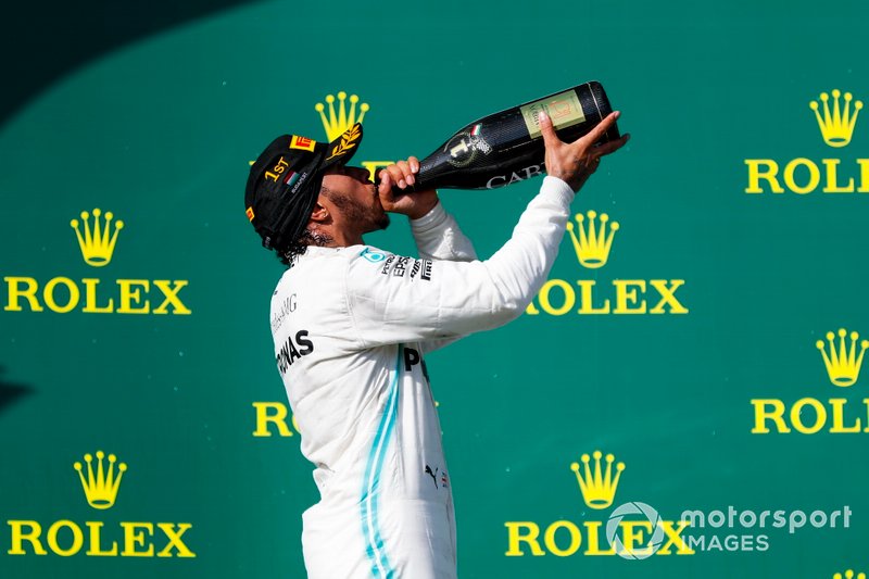 Gagnant de la course Lewis Hamilton, Mercedes AMG F1 célèbre sur le podium avec le champagne