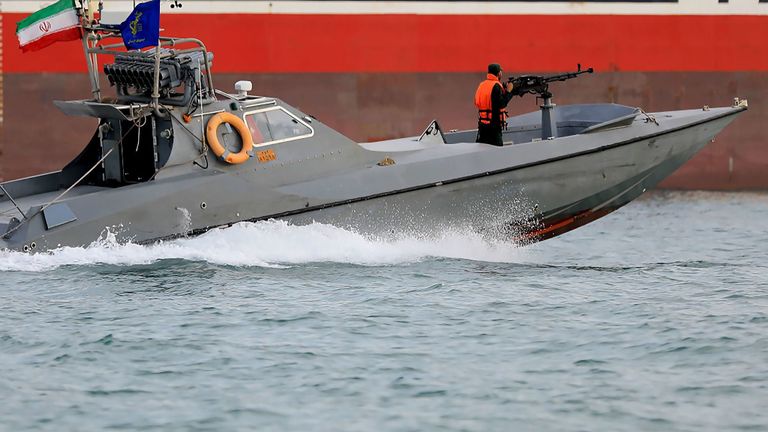 Des gardiens de la révolution iraniens dans un hors-bord en patrouille devant Stena Impero, pavillon britannique