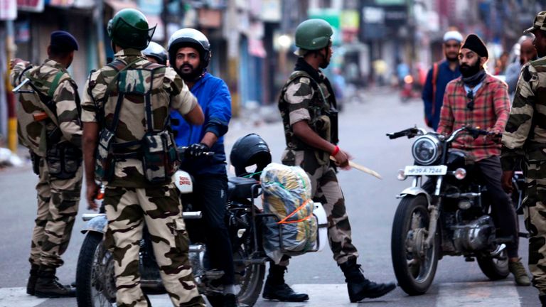 Des automobilistes sont interrogés au Jammu après que les autorités aient mis sous clé une grande partie de la région litigieuse 