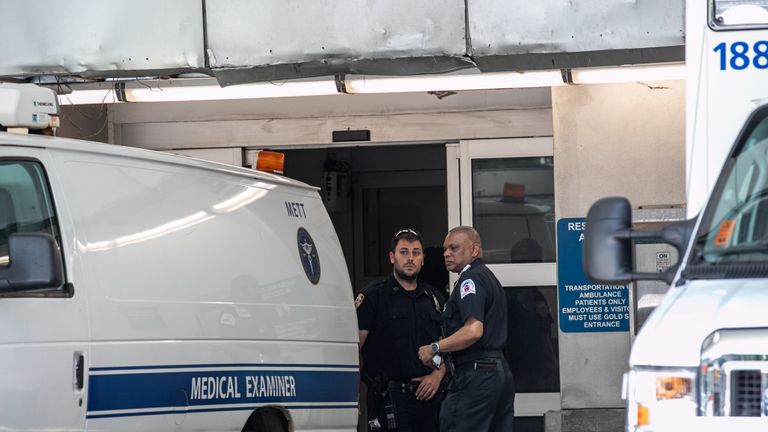 Des policiers se tiennent devant l'hôpital presbytérien-Lower Manhattan de New York, où le corps de Jeffrey Epstein a été transporté avant d'être transféré au bureau des médecins légistes du quartier Manhattan de New York, aux États-Unis, le 10 août 2019. REUTERS / Jeenah Moon