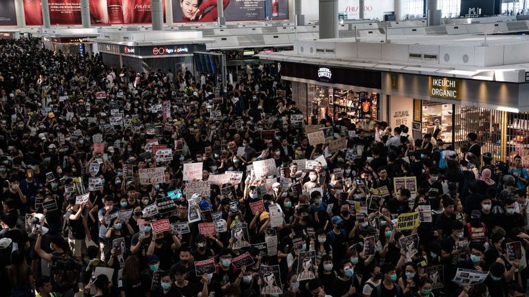 Le hall des départs est rempli de manifestants