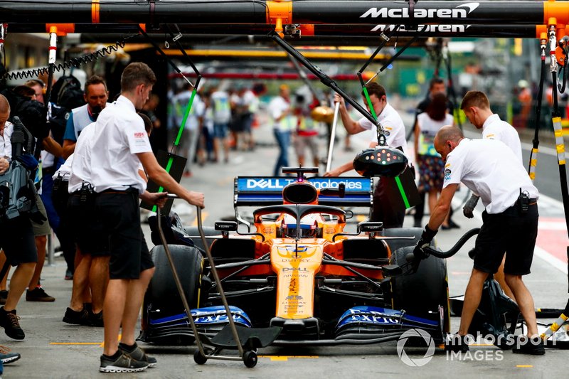 Carlos Sainz Jr., McLaren MCL34, dans les stands