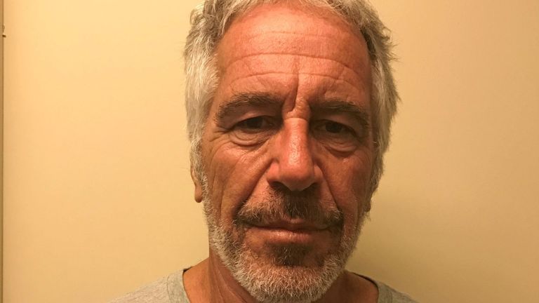 Jeffrey Epstein apparaît sur une photo prise pour la division des services de justice pénale de l'État de New York & # 39; registre des délinquants sexuels