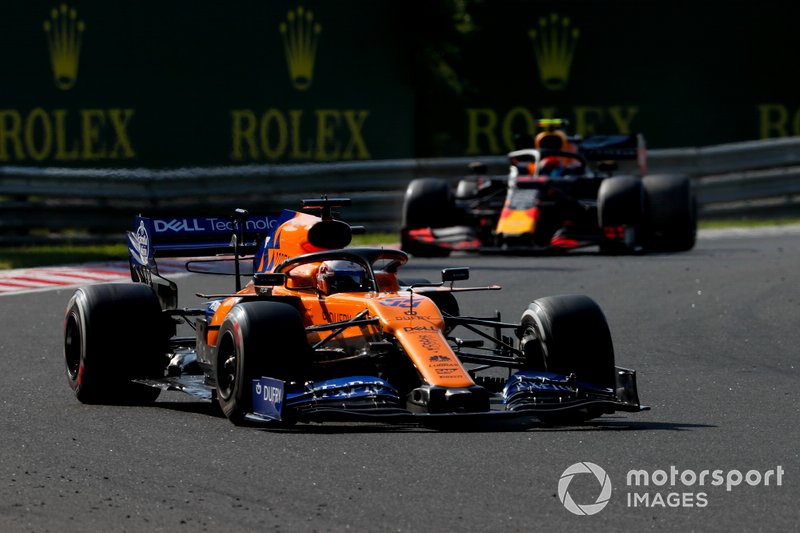 Carlos Sainz Jr., McLaren MCL34, conduit Pierre Gasly, Red Bull Racing RB15