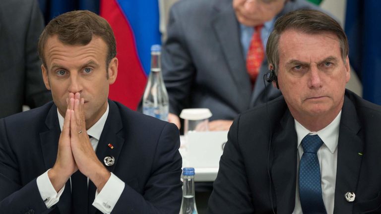 Le président français Emmanuel Macron (à gauche) et le président brésilien Jair Bolsonaro assistent à une réunion sur l'économie numérique au Sommet du G20 à Osaka le 28 juin 2019. (Photo de Jacques Witt / POOL / AFP) ( Le crédit photo devrait correspondre à JACQUES WITT / AFP / Getty Images)
