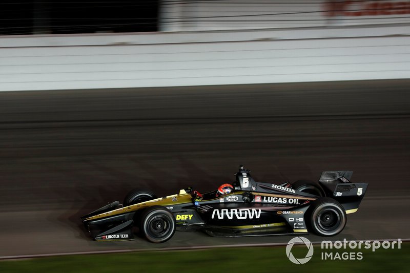 Hinchcliffe a placé Arrow SPM à lavant du peloton.