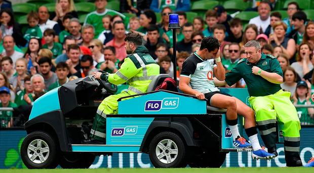 Joey Carbery fait face à une attente anxieuse tandis que Joe Schmidt réfléchit à une réduction de son effectif
