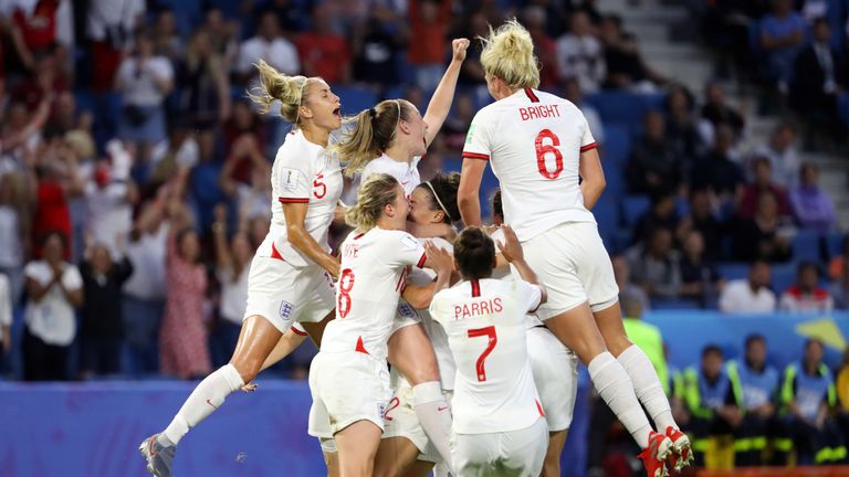 Le Havre, France - 27 juin: Lucy Bronze de l'Angleterre célèbre avec ses coéquipiers après avoir marqué le troisième but de son équipe lors du match de la Coupe du Monde Féminine de la FIFA 2018 entre le Norvège et l'Angleterre au Stade Oceane le 27 juin 2019 à Le Havre, en France. (Photo de Robert Cianflone ​​/ Getty Images)