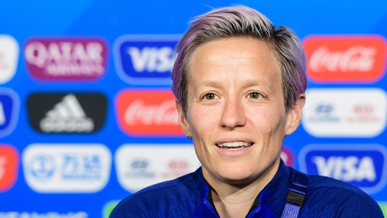 Megan Rapinoe des États-Unis d'Amérique lors d'une conférence de presse après la Coupe du Monde Féminine de la FIFA 2019 en France Match final entre les États-Unis d'Amérique et les Pays-Bas au Stade de Lyon le 06 juillet 2019 à Lyon, France (Photo de VI Images via Getty Images)
