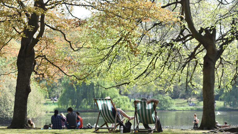 Londres, Angleterre - 22 avril: Les gens se détendre et profiter du soleil dans des chaises longues au bord du lac à St James Park, le 22 avril 2019 à Londres, en Angleterre. Ce week-end de Pâques a battu des records de temps chaud avec le temps chaud qui devrait se poursuivre la semaine prochaine. (Photo de John Keeble / Getty Images)