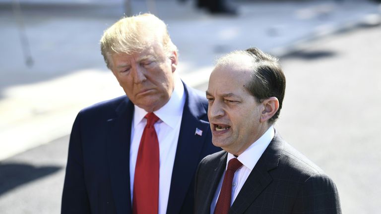 Le président américain Donald Trump (à gauche) écoute le secrétaire américain au Travail, Alexander Acosta, s'adressant aux médias au début de la journée du 12 juillet 2019 à la Maison Blanche à Washington, DC. - Acosta a annoncé sa démission pour l'affaire Jeffrey Epstein. (Photo par Brendan Smialowski / AFP) (Le crédit photo doit se lire comme suit: BRENDAN SMIALOWSKI / AFP / Getty Images)