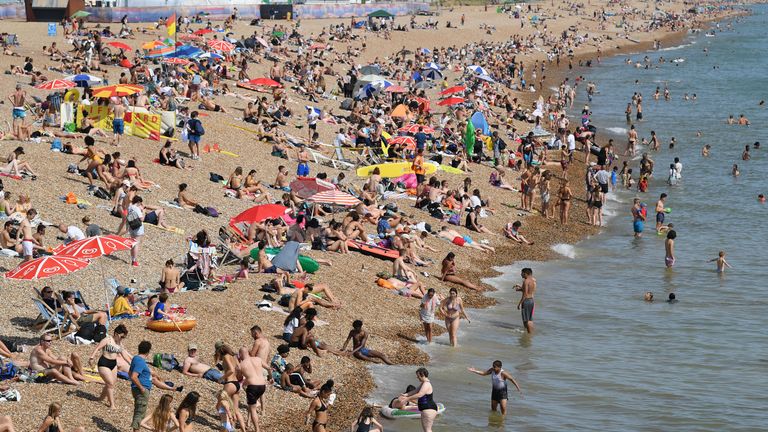 Brighton, Angleterre - 23 juillet: la plage de Brighton est en piqué de vacanciers sur le jour le plus chaud de l'année le 23 juillet 2019 à Brighton, en Angleterre. (Photo de Mike Hewitt / Getty Images)
