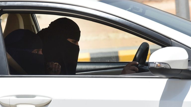 Un entraîneur saoudien donne une leçon de conduite à une stagiaire de l'école de conduite saoudienne (SDS), dans la capitale, Riyadh, le 24 juin 2019. - Jusqu'au 24 juin de l'année dernière, conduire une femme aurait été considéré comme un crime en Arabie saoudite, où les intransigeants prêchent depuis des décennies que permettre cet acte favoriserait la mixité et la promiscuité des sexes. (Photo de FAYEZ NURELDINE / AFP) (Le crédit photo devrait correspondre à FAYEZ NURELDINE / AFP / Getty Images)