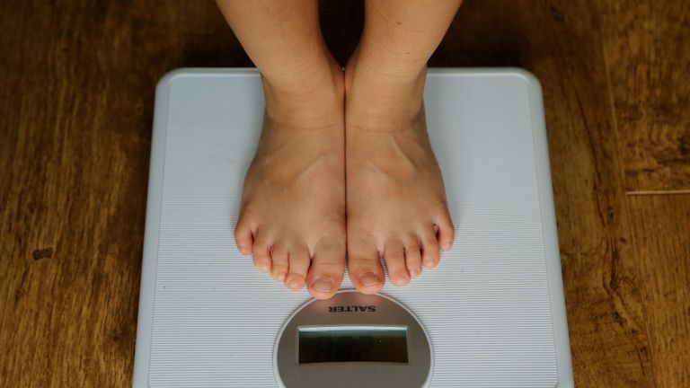 EMBARGÉ JUSQU'À 24 HUIT LE MERCREDI 24 JUILLET Photo de dossier en date du 15/07/14 montrant une personne pesée sur une balance. Une nouvelle étude suggère que les femmes considérées comme ayant un poids normal, mesurées par leur indice de masse corporelle (IMC), courent un risque élevé de décès en raison de la taille de leur taille.