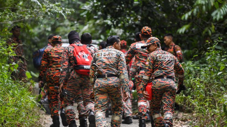Des membres de l'équipe de secours malaisienne participent à une opération de recherche et de sauvetage concernant la disparue franco-irlandaise âgée de 15 ans, Nora Quoirin, à Seremban le 7 août 2019. - Un hélicoptère et des dizaines de personnes ont été déployés le 7 août, le troisième jour de la recherche d'un adolescent londonien vulnérable disparu d'un centre de villégiature dans la forêt vierge malaisienne, a annoncé la police. (Photo de Mohd RASFAN / AFP) (Le crédit photo devrait correspondre à MOHD RASFAN / AFP / Getty Images)