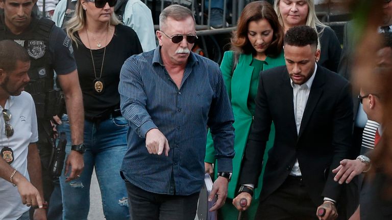 La joueuse de football brésilienne Neymar (à droite) arrive à la caserne de la défense des femmes à Sao Paulo, au Brésil, le 13 juin 2019 pour témoigner après que la Brésilienne Najila Trindade ait porté plainte contre lui le 31 mai, affirmant qu'il l'avait agressée après l'avoir invitée à lui rendre visite à Paris. - La police brésilienne a annoncé jeudi qu'elle avait intenté un procès en diffamation contre la femme qui avait accusé la star du football Neymar de viol, après avoir insinué que la force était corrompue. (Photo de Ari FERREIRA / AFP) (Le crédit photo doit se lire comme suit: ARI FERREIRA / AFP / Getty Images)