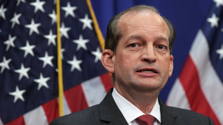 WASHINGTON, DC - 10 JUILLET: Le secrétaire américain au Travail, Alex Acosta, prend la parole lors d'une conférence de presse le 10 juillet 2019 au Département du travail à Washington, DC. La secrétaire Acosta a évoqué son rôle dans le cas d'abus sexuel présumé du trafiquant sexuel Jeffrey Epstein (Photo par Alex Wong / Getty Images)