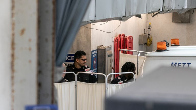Des policiers se tiennent à côté d'une voiture de médecin légiste devant l'hôpital presbytérien-Lower Manhattan de New York, où le corps de Jeffrey Epstein a été transporté dans le quartier Manhattan de New York, New York (États-Unis), le 10 août 2019. REUTERS / Jeenah Moon TPX IMAGES JOURNÉE