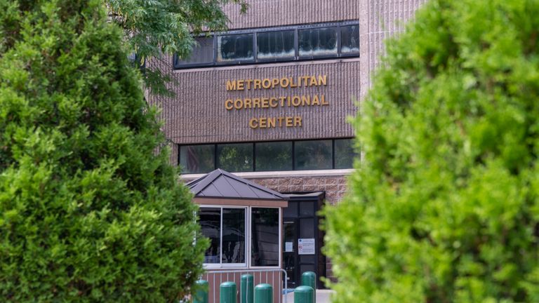 NEW YORK, NY - 10 AOÛT: Le Metropolitan Correctional Facility, où Jeffrey Epstein a été retrouvé mort dans sa cellule de prison, est aperçu le 10 août 2019 à New York. Le financier, qui faisait face à des accusations de trafic sexuel, se serait suicidé du jour au lendemain par pendaison. (Photo de David Dee Delgado / Getty Images)