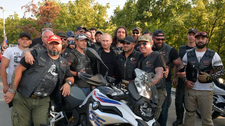 Le président russe Vladimir Poutine pose pour une photo avec les participants d'un salon du vélo organisé par un club de motards 