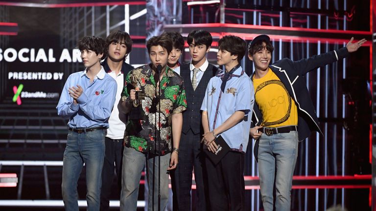 LAS VEGAS, NV - 20 MAI: Le groupe de musique BTS accepte un prix sur la scène lors des Billboard Music Awards 2018 au MGM Grand Garden Arena le 20 mai 2018 à Las Vegas (Nevada). (Photo par Ethan Miller / Getty Images)