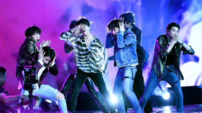 Las Vegas, nv - 20 mai: groupe de musique bts se produit sur la scène lors de la remise des prix 2018 de la musique de panneau d'affichage à la gmm grand garden Arena le 20 mai 2018 à las vegas, nevada. (Photo par Kevin Winter / Getty Images)