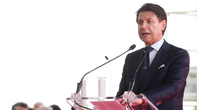 Le Premier ministre italien, Giuseppe Conté, s'exprimant lors de la cérémonie marquant le premier anniversaire de l'effondrement du pont autoroutier de Morandi ayant tué 43 personnes à Gênes, en Italie, le 14 août 2019. REUTERS / Massimo Pinca