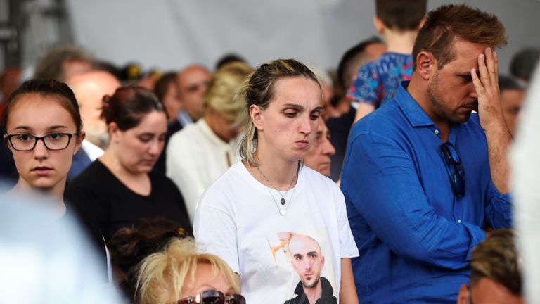Les gens assistent à la cérémonie marquant le premier anniversaire de l'effondrement du pont autoroutier Morandi qui a tué 43 personnes à Gênes, en Italie, le 14 août 2019. REUTERS / Massimo Pinca