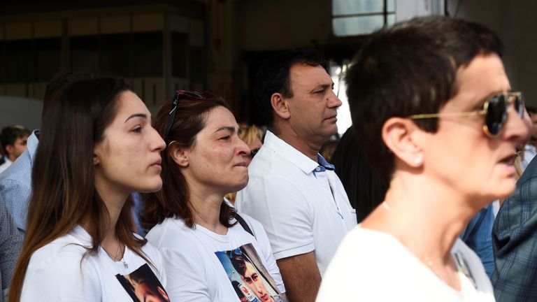 Les gens assistent à la cérémonie marquant le premier anniversaire de l'effondrement du pont autoroutier Morandi qui a tué 43 personnes à Gênes, en Italie, le 14 août 2019. REUTERS / Massimo Pinca