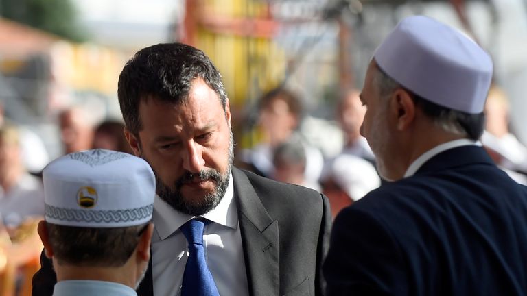 Le vice-Premier ministre italien et ministre de l'Intérieur, Matteo Salvini, s'entretient avec les proches de l'une des victimes lors de la cérémonie marquant le premier anniversaire de l'effondrement du pont autoroutier de Morandi ayant tué 43 personnes à Gênes, en Italie, le 14 août 2019. REUTERS / Massimo Pinca