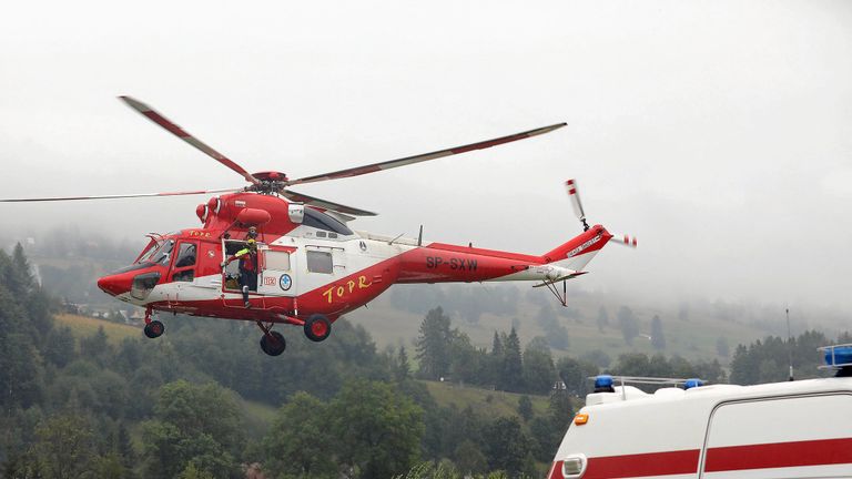 Un hélicoptère TOPR (Recherche et sauvetage de volontaires dans les Tatras) participe à une opération de sauvetage après un orage dans les montagnes des Tatras, à Zakopane, en Pologne, le 22 août 2019. Agencja Gazeta / Marek Podmokly via REUTERS FÊTE. POLOGNE OUT. AUCUNE VENTE COMMERCIALE OU EDITORIALE EN POLOGNE.