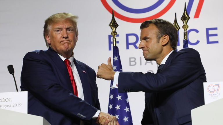 TOPSHOT - Le président français Emmanuel Macron (à droite) et le président américain Donald Trump se serrent la main lors d'une conférence de presse conjointe à Biarritz, dans le sud-ouest de la France, le 26 août 2019, le troisième jour du sommet annuel du G7, à Les sept démocraties les plus riches du monde, la Grande-Bretagne, le Canada, la France, l'Allemagne, l'Italie, le Japon et les États-Unis. (Photo de ludovic MARIN / AFP) (Le crédit photo doit correspondre à LUDOVIC MARIN / AFP / Getty Images)
