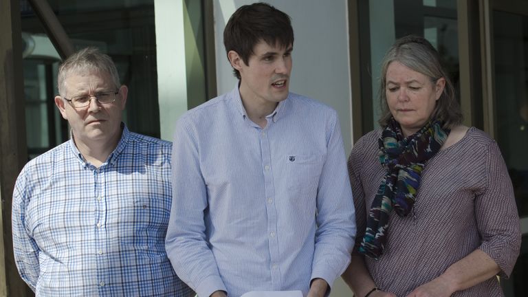 Sue Miller (à droite), Ian Miller (à gauche) et Michael Miller (à droite), les mères respectives, le père et le frère du routard britannique assassiné David Miller, font une brève déclaration aux médias après le verdict du procès pour meurtre de David Miller , le 24 décembre 2015, au tribunal provincial de Koh Samui, à Koh Samui. Le tribunal thaïlandais a condamné à mort les travailleurs migrants du Myanmar, Zaw Lin et Win Zaw Tun, pour le meurtre de deux vacanciers britanniques, David Miller et Hannah Witheridge. L'île thaïlandaise voisine, Koh Tao, en 2014, dans une affaire qui ternissait la réputation du royaume en tant que refuge touristique et soulevait des questions sur son système judiciaire. AFP PHOTO / Nicolas ASFOURI / AFP / NICOLAS ASFOURI (Le crédit photo devrait correspondre à NICOLAS ASFOURI / AFP / Getty Images)