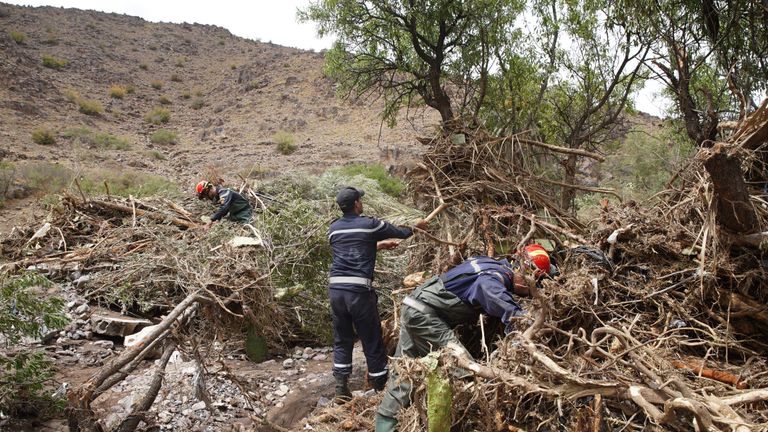 Des membres de la défense civile marocaine recherchent des victimes sur les lieux d'une inondation lorsqu'un fleuve a débordé de son lit et inondé un terrain de football du village de Tizert, dans le sud du Maroc, dans la région de Taroudant, le 29 août 2019. - Au moins sept personnes ont été tuées le 28 août lorsqu'un fleuve a débordé et inondé le terrain de football d'un village où se déroulait un match dans le sud du Maroc, ont déclaré les autorités locales. (Photo by - / AFP) (Le crédit photo devrait se lire - / AFP / Getty Images)