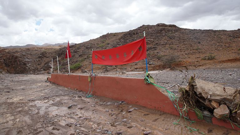 Cette photo prise le 29 août 2019 montre un terrain de football inondé lorsqu'un fleuve a débordé alors qu'un match se jouait, dans le village de Tizert, dans le sud du Maroc, dans la région de Taroudant. - Parmi les victimes figuraient un garçon de 17 ans et six hommes âgés assistant au match dans le village de Tizert, dans la région de Taroudant. Les chercheurs ont sauvé un homme blessé par l'inondation et à la recherche d'une autre personne disparue, ont indiqué des responsables. La rivière a débordé et a submergé le terrain où se déroulait un tournoi de football amateur, a déclaré un habitant à l'AFP. (Photo by - / AFP) (Le crédit photo devrait se lire - / AFP / Getty Images)