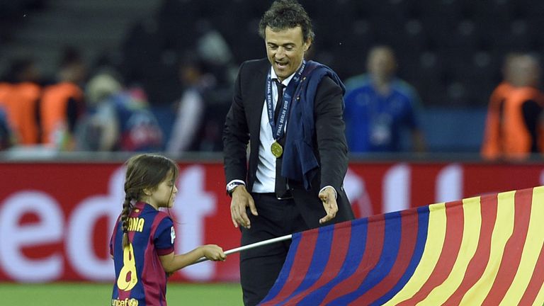 L'entraîneur de Barcelone, Luis Enrique, et sa fille Xana, brandissent le drapeau après le match de football entre la Juventus et le FC Barcelona, ​​qui s'est déroulé en finale de la Ligue des champions, au Stade Olympique de Berlin le 6 juin 2015. Le FC Barcelone a remporté le match 1-3. GENE AFP PHOTO / LLUIS (Le crédit photo doit correspondre à LLUIS GENE / AFP / Getty Images)