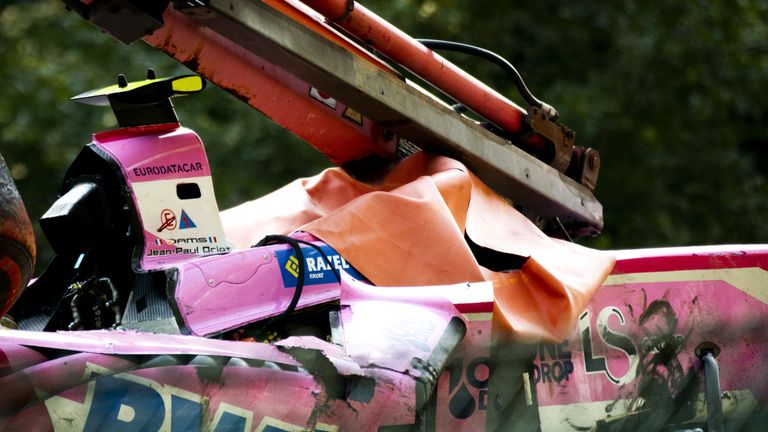 Une photo prise le 31 août 2019 montre la voiture endommagée du français Anthoine Hubert, pilote français de BWT Arden, à la suite d'un grave accident impliquant plusieurs pilotes lors d'une course de Formule 2 sur le circuit Spa-Francorchamps à Spa, en Belgique. (Photo de Remko de Waal / ANP / AFP) / Pays-Bas OUT - Belgique OUT (Le crédit photo devrait correspondre à REMKO DE WAAL / AFP / Getty Images)