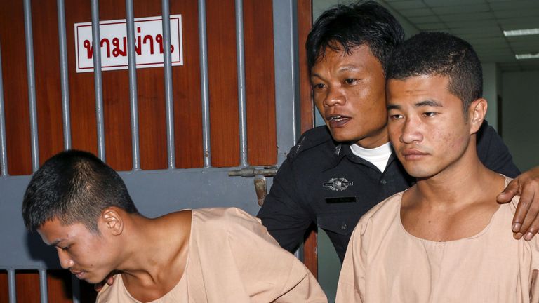 Zaw Lin (à gauche) et Win Zaw Htun (à droite) quittent le tribunal après avoir été condamnés à mort en décembre 2015