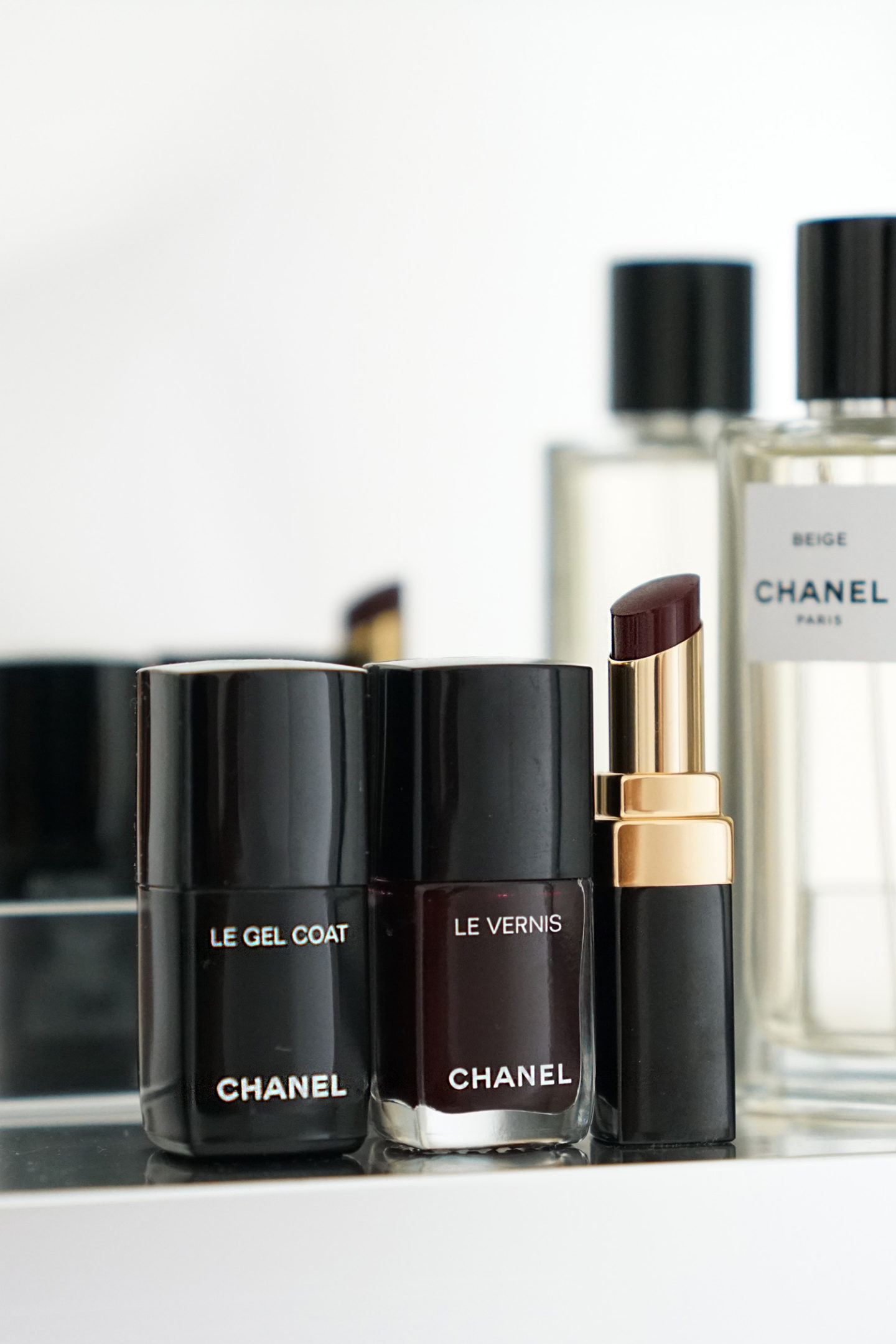 Chanel Le Vernis dans Rouge Noir et Rouge Coco Flash Noir Moderne