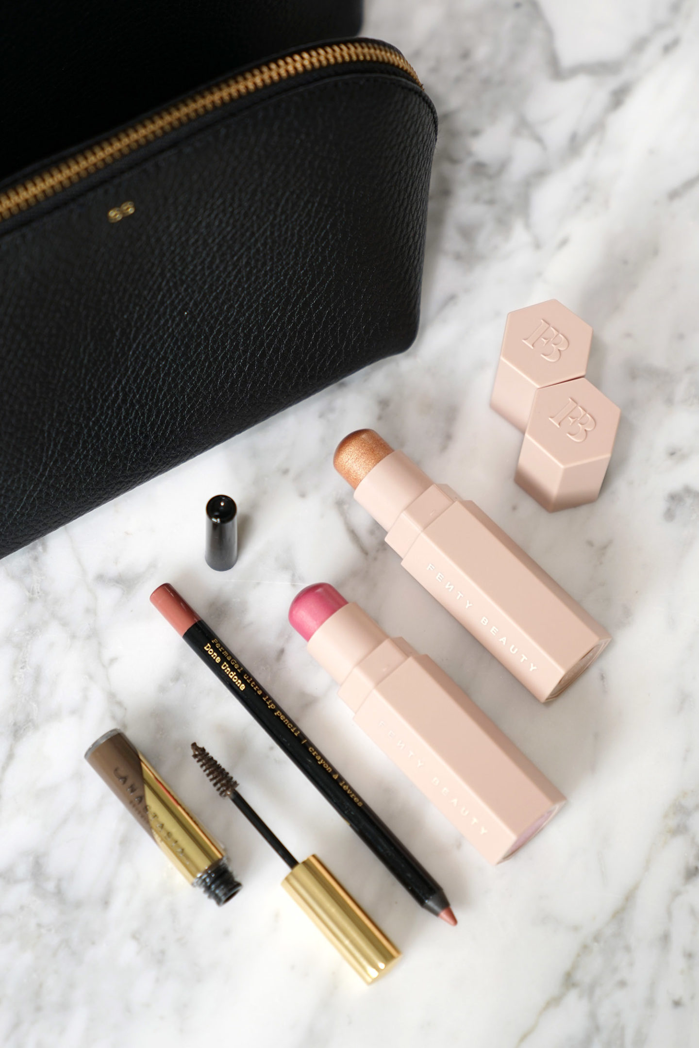 Maquillage Haul choisit Anastasia Dipbrow, le crayon à lèvres Pat McGrath, le Fenty Highlighters Champagne