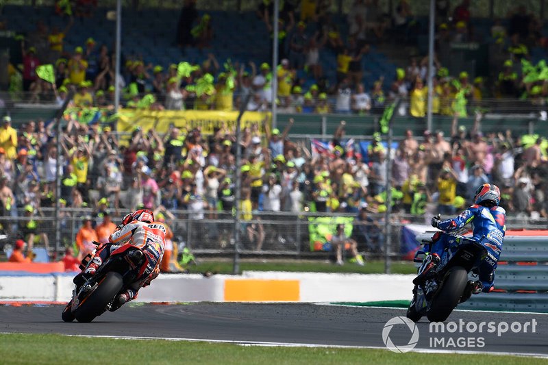 Alex Rins, Team Suzuki MotoGP, gagne, Marc Marquez, Repsol Honda Team` avec la main sur la tête