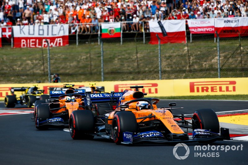 Carlos Sainz Jr., McLaren MCL34, mène Lando Norris, McLaren MCL34