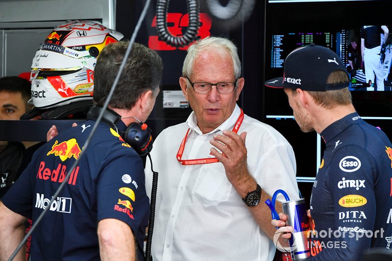 Christian Horner, directeur d’équipe, Red Bull Racing, Helmut Marko, consultant, Red Bull Racing, et Max Verstappen, Red Bull Racing, dans le garage