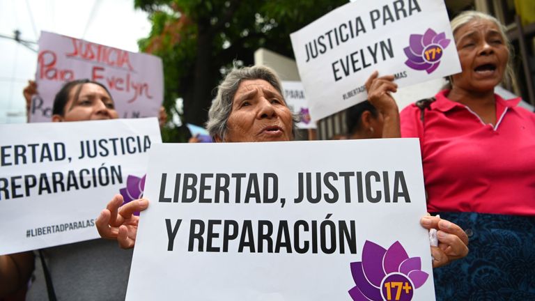 Les partisans d'Evelyn Hernandez réclament justice à l'extérieur du tribunal de Ciudad Delgado