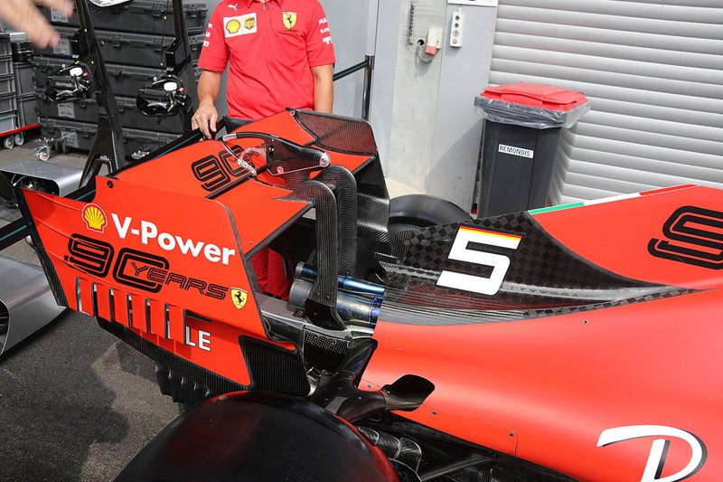 Détail de laile arrière de la Ferrari SF90