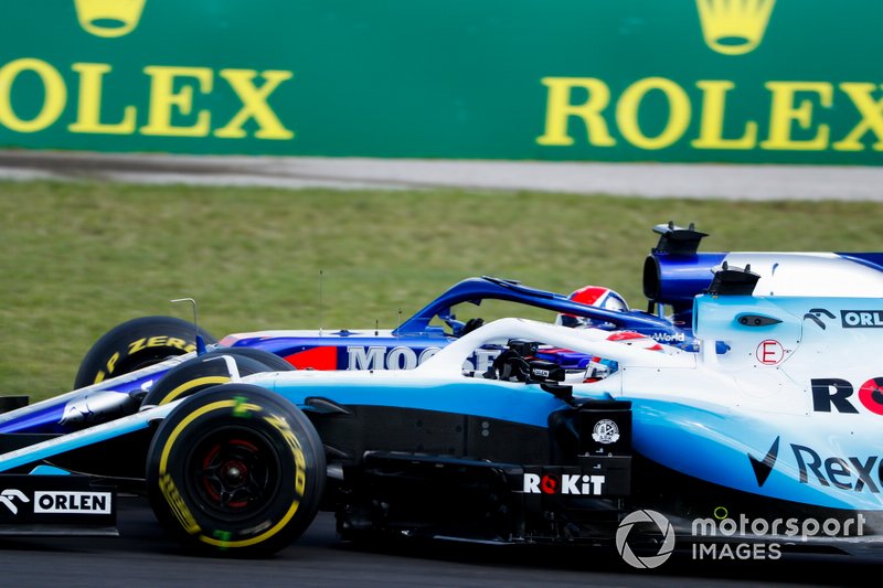 George Russell, Williams Racing FW42, aux prises avec Daniil Kvyat, Toro Rosso STR14