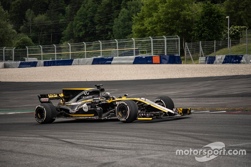 Guanyu Zhou, de Renault Sport Academy, teste la voiture Renault 2017 F1 en Autriche 