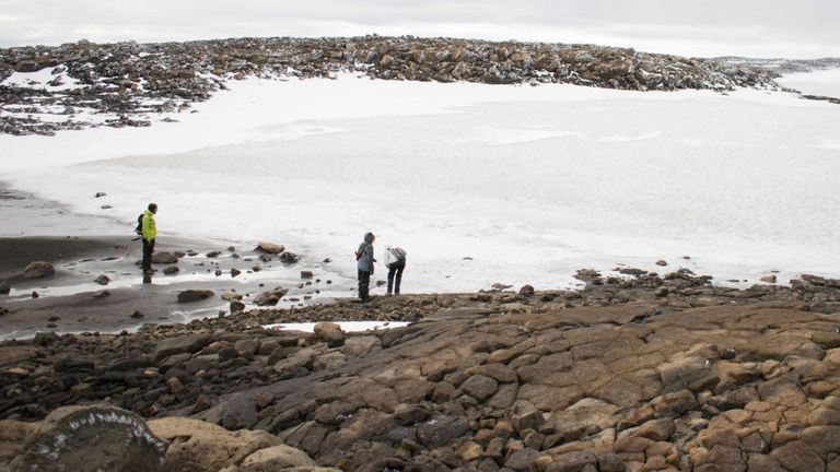 Les gens regardent la neige sur le vieux glacier