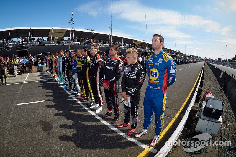 Les pilotes, équipages et membres du personnel de la série IndyCar rendent hommage à Anthoine Hubert. 