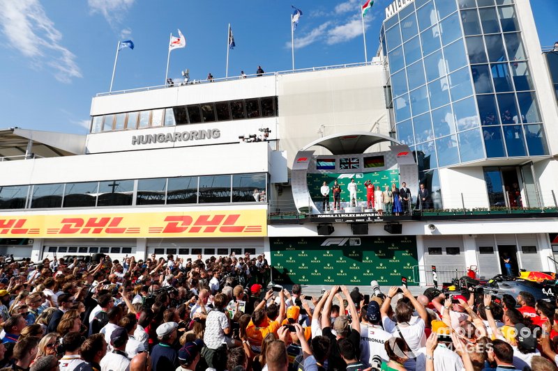 James Vowles, directeur de la stratégie du sport automobile, Mercedes AMG F1, Max Verstappen, Red Bull Racing, Lewis Hamilton, vainqueur de la course, Mercedes AMG F1 et Sebastian Vettel, Ferrari à lhonneur sur le podium